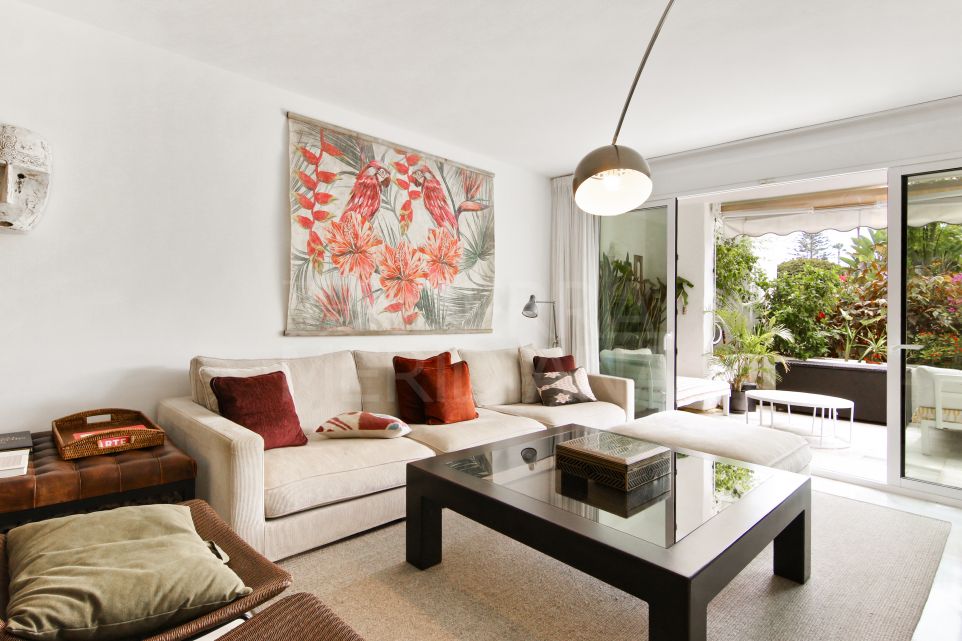 Apartamento en planta baja de 2 dormitorios en primera línea de playa en venta en Alcazaba Beach, Estepona