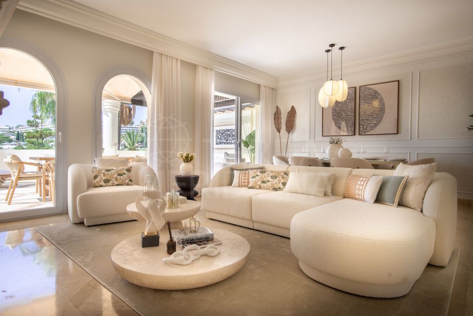 Elegante Ático Renovado en Las Alamandas – Vistas al mar, Primera línea de golf y Lujo Intemporal