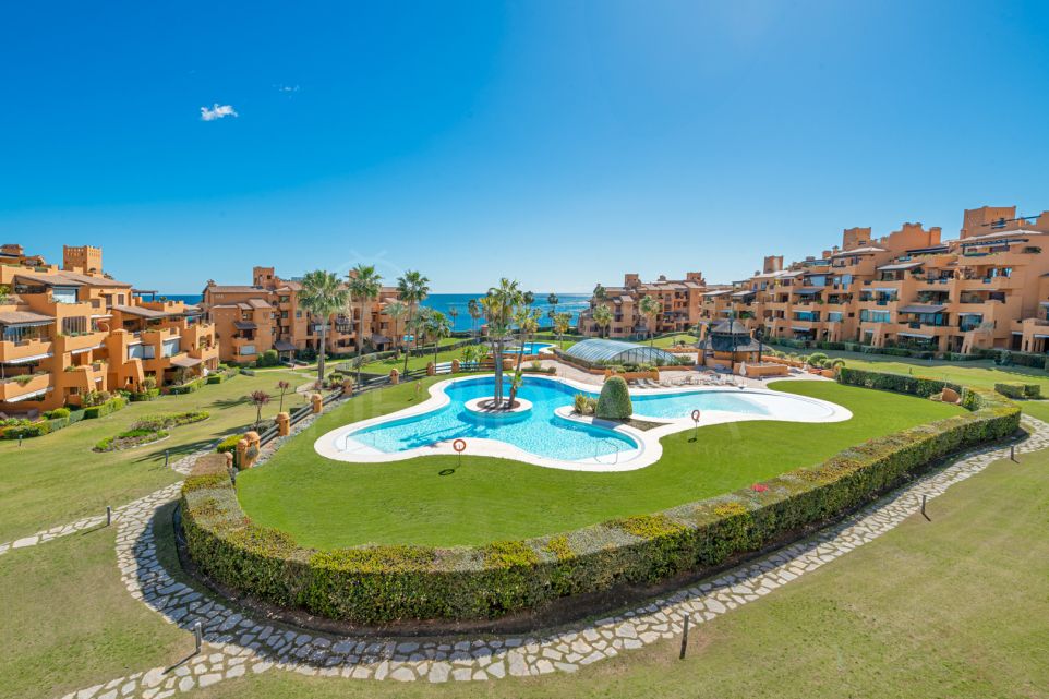 Lujoso apartamento de 3 dormitorios renovado con vistas al mar en venta en Los Granados del Mar, Estepona