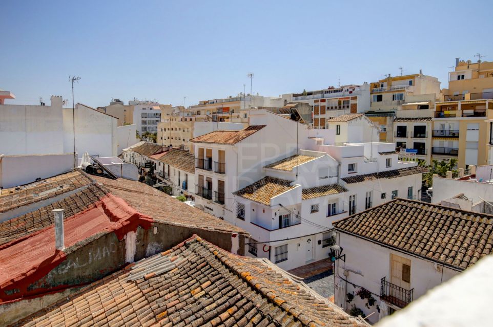 Well located 3 bedroom townhouse with roof terrace for Long Term rent in Estepona Old Town