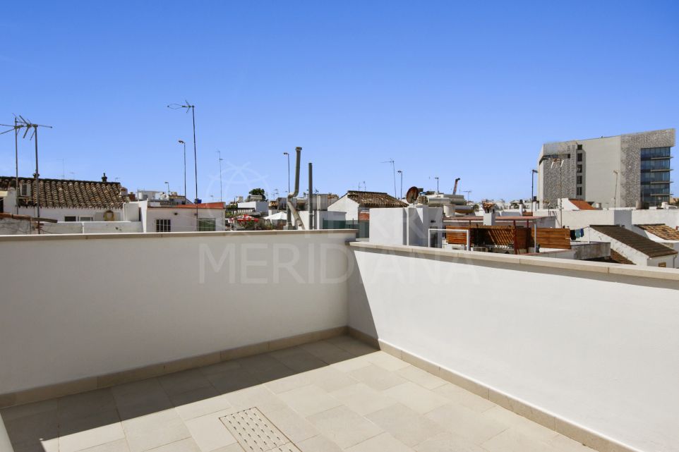 Maison de ville moderne rénovée à vendre au cœur de la vieille ville d’Estepona