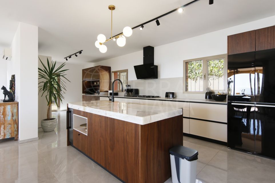 Andalusian Villa with Panoramic Sea Views in Buenas Noches, Estepona West