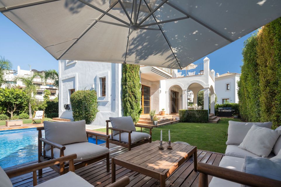 This villa is a true gem, modern, inviting, and ideally in La Resina
