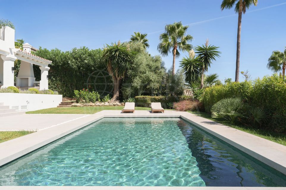 Refined Luxury Living with Stunning Sea Views in Nueva Andalucía, Marbella