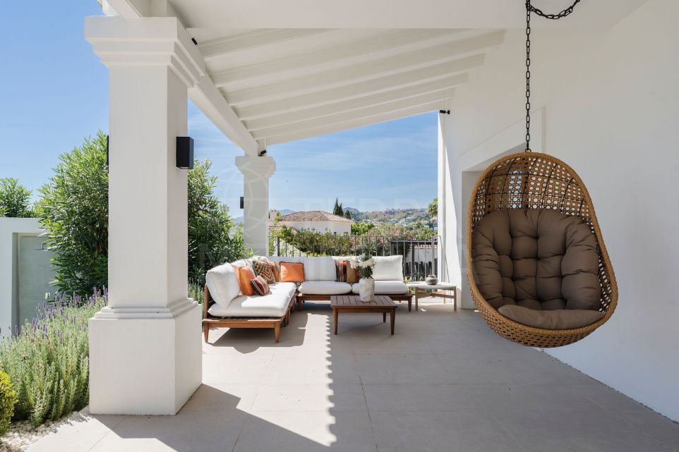 Refined Luxury Living with Stunning Sea Views in Nueva Andalucía, Marbella