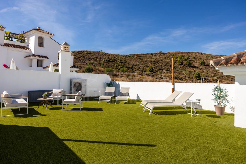 Elegante ático en Paraiso Pueblo con vistas al mar, amplias terrazas y todas las comodidades.