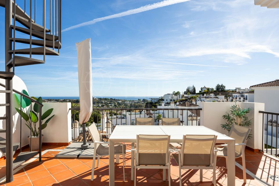 Elegante ático en Paraiso Pueblo con vistas al mar, amplias terrazas y todas las comodidades.