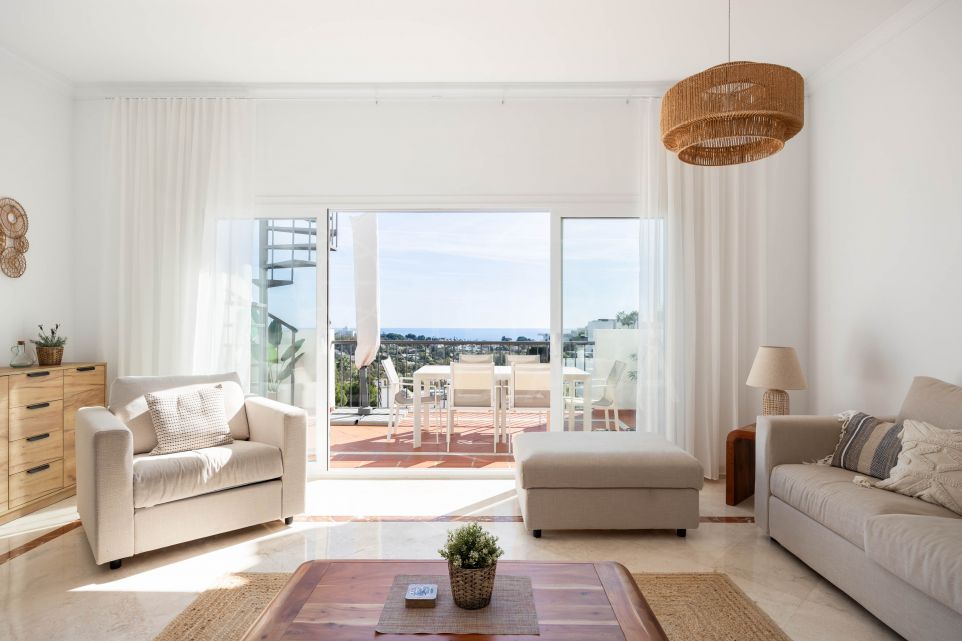 Elegante ático en Paraiso Pueblo con vistas al mar, amplias terrazas y todas las comodidades.
