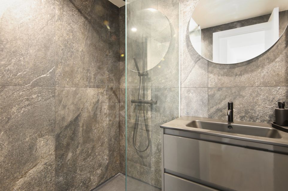 Appartement moderne de deux chambres dans un emplacement central privilégié à Marbella