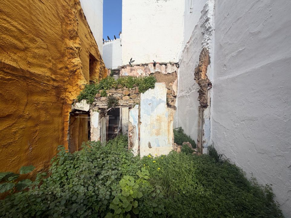 Terrain résidentiel de premier choix à vendre dans la vieille ville d’Estepona avec potentiel d’agrandissement jusqu’à 174m²