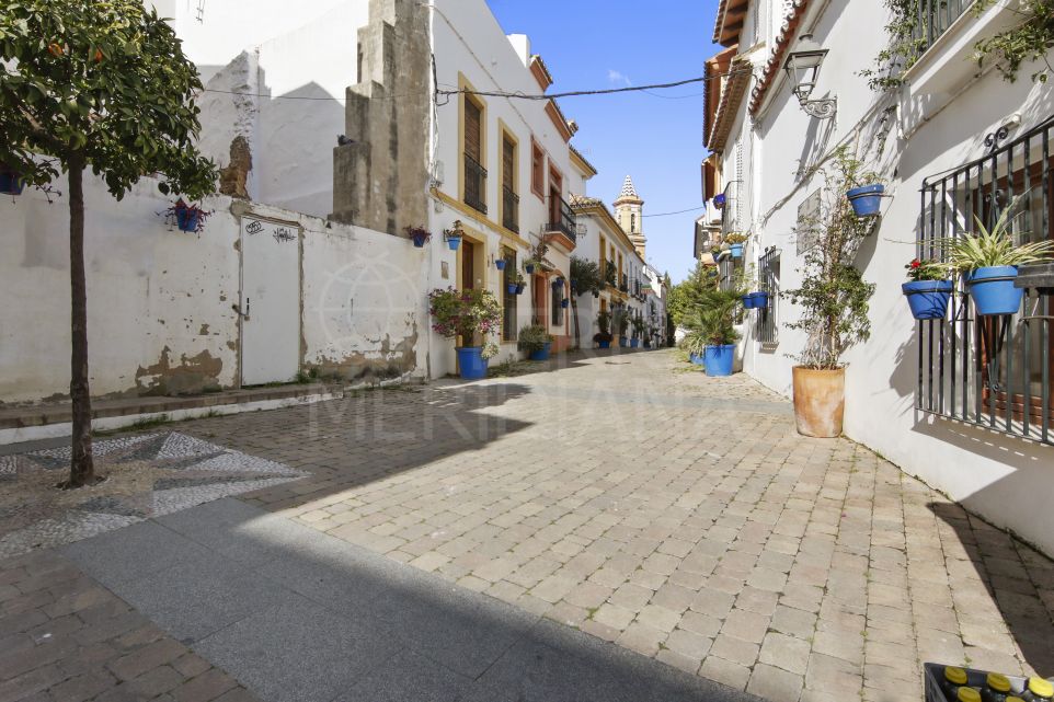Terrain résidentiel de premier choix à vendre dans la vieille ville d’Estepona avec potentiel d’agrandissement jusqu’à 174m²