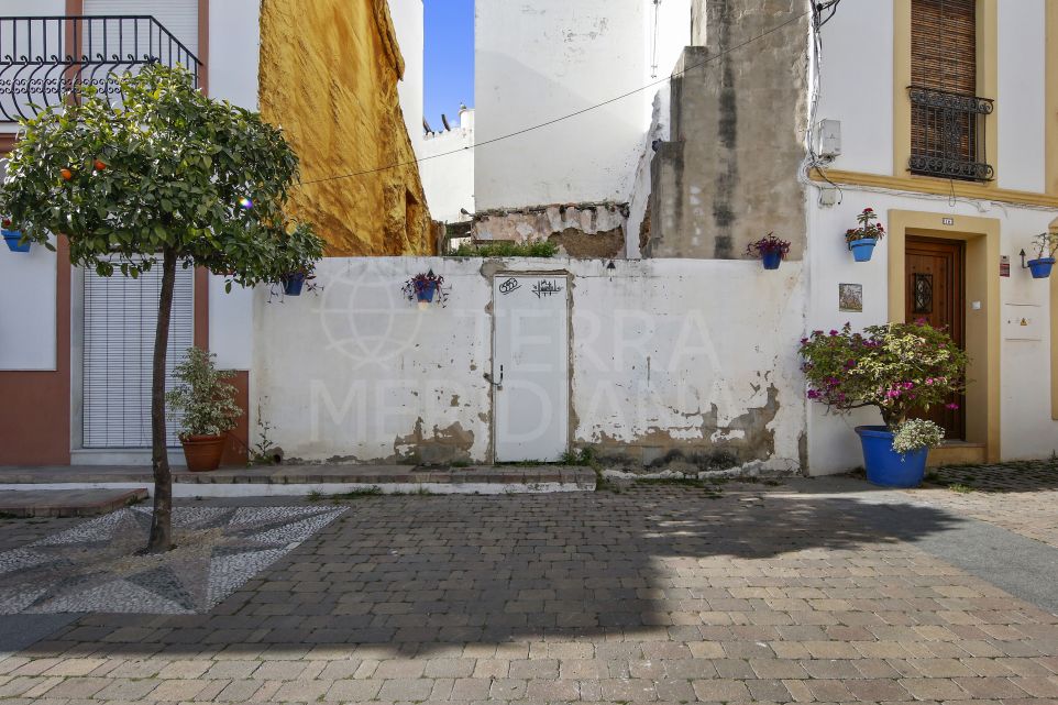 Terrain résidentiel de premier choix à vendre dans la vieille ville d’Estepona avec potentiel d’agrandissement jusqu’à 174m²