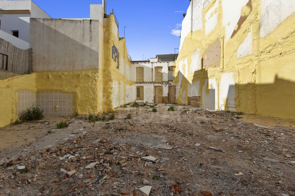 Amplia parcela con proyecto y licencia en venta en el Casco Antiguo de Estepona