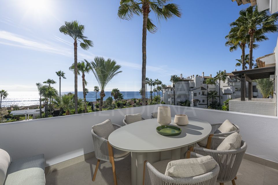Retraite raffinée de 2 chambres en bord de mer avec vue sur la mer à vendre sur la Nouvelle Mille d'Or d'Estepona