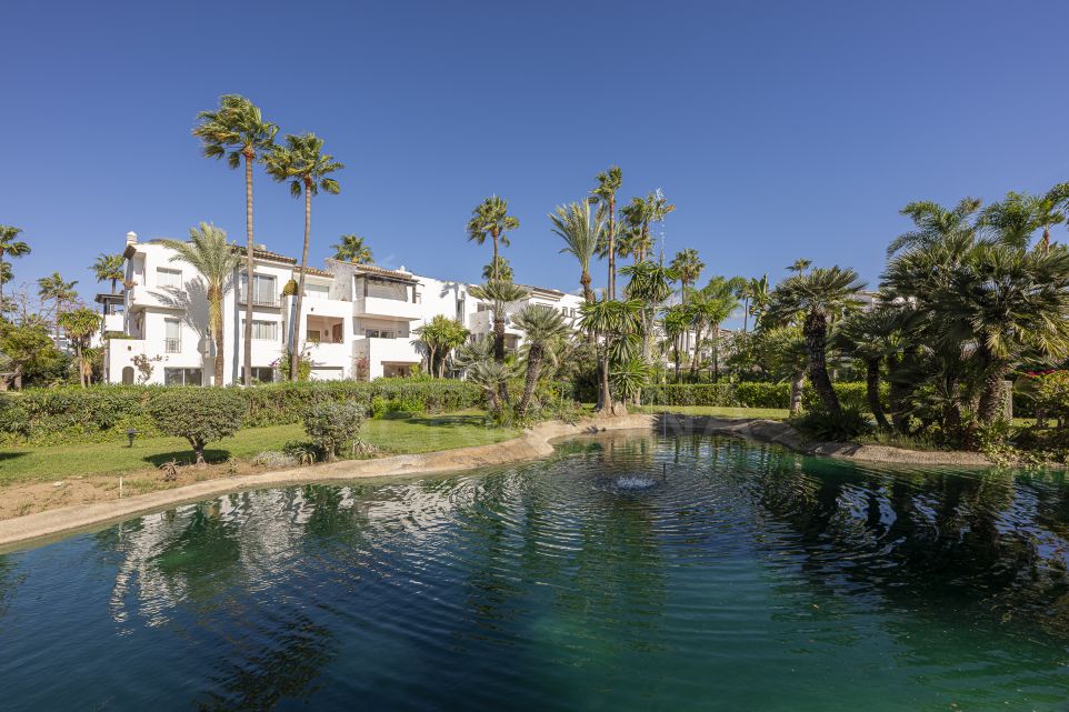 Retraite raffinée de 2 chambres en bord de mer avec vue sur la mer à vendre sur la Nouvelle Mille d'Or d'Estepona