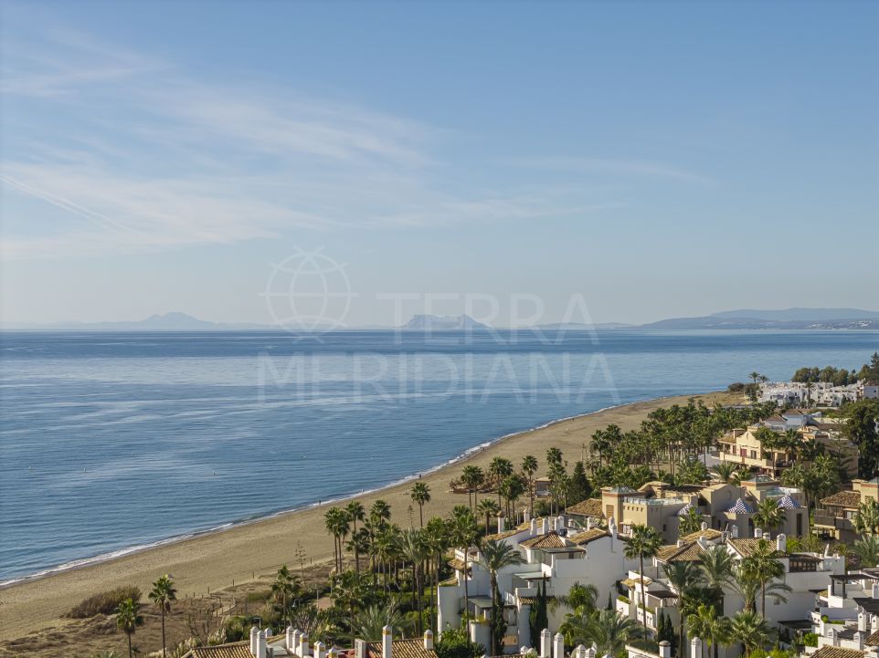 Retraite raffinée de 2 chambres en bord de mer avec vue sur la mer à vendre sur la Nouvelle Mille d'Or d'Estepona