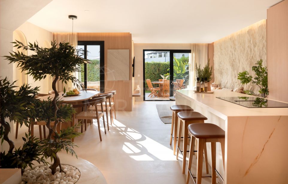 Superbe maison de ville entièrement rénovée dans l’exclusif quartier d’Azalea Beach, à deux pas de Puerto Banús