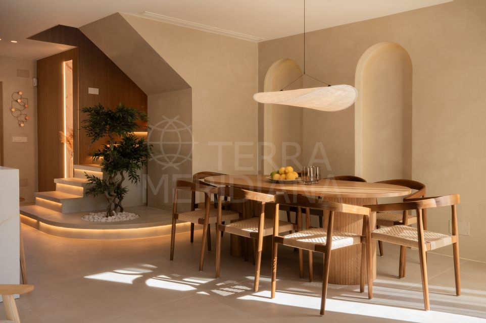 Superbe maison de ville entièrement rénovée dans l’exclusif quartier d’Azalea Beach, à deux pas de Puerto Banús