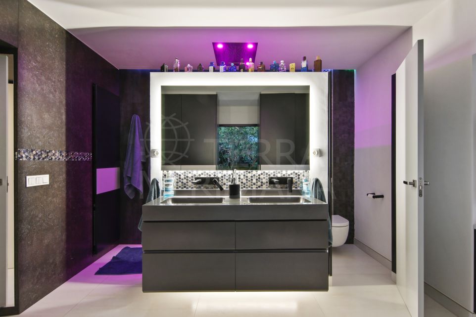 Superbe maison de ville rénovée de 4 chambres avec piscine et appartement d’invités à vendre dans la vieille ville d’Estepona