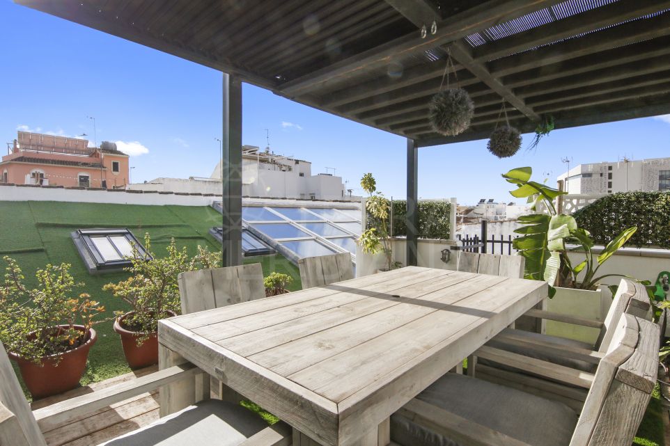 Impresionante casa adosada reformada de 4 dormitorios con piscina y apartamento de invitados en venta en el Casco Antiguo de Estepona