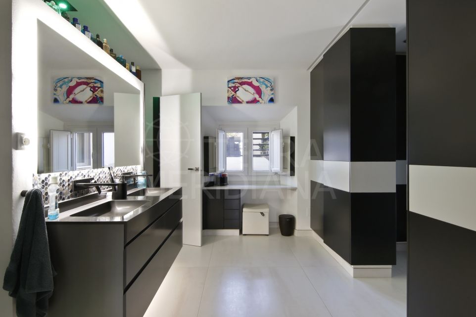 Superbe maison de ville rénovée de 4 chambres avec piscine et appartement d’invités à vendre dans la vieille ville d’Estepona