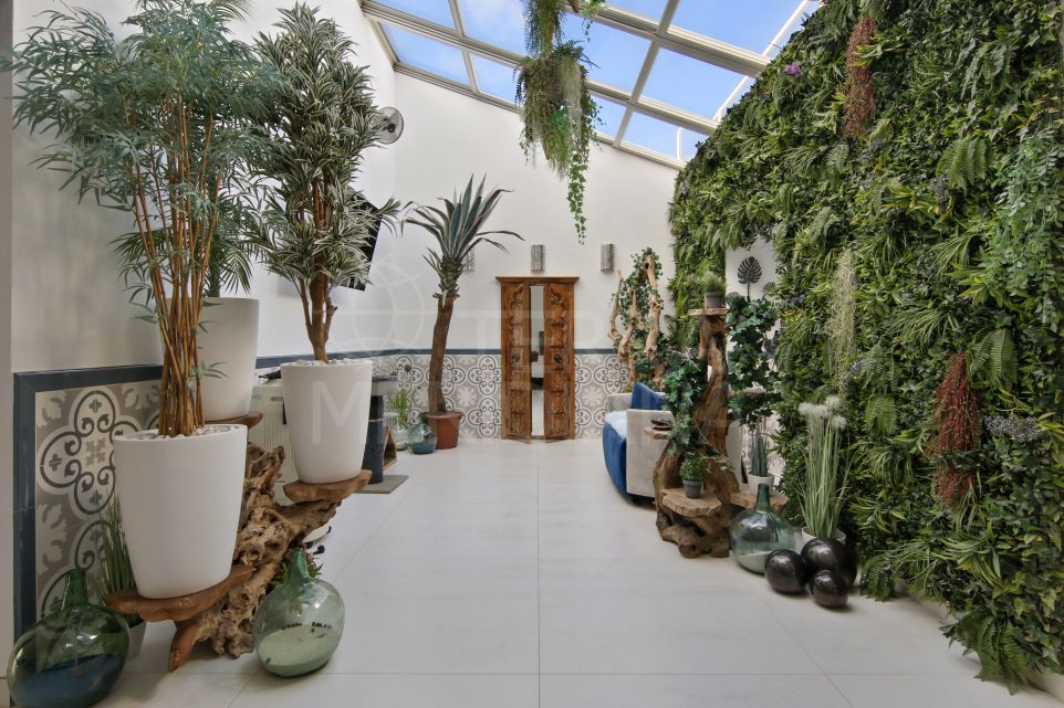 Superbe maison de ville rénovée de 4 chambres avec piscine et appartement d’invités à vendre dans la vieille ville d’Estepona