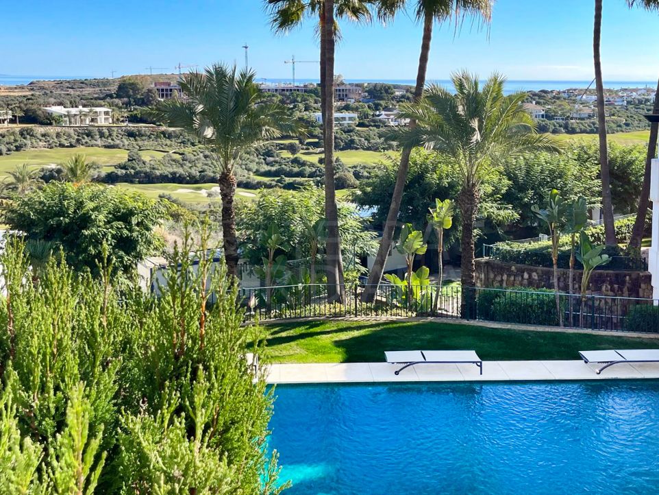 Precioso apartamento de 2 dormitorios con vistas al mar y al golf en venta en Altos de Cortesín, Casares