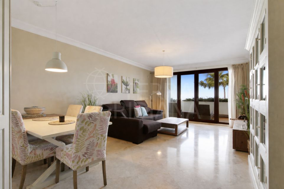Precioso apartamento de 2 dormitorios con vistas al mar y al golf en venta en Altos de Cortesín, Casares