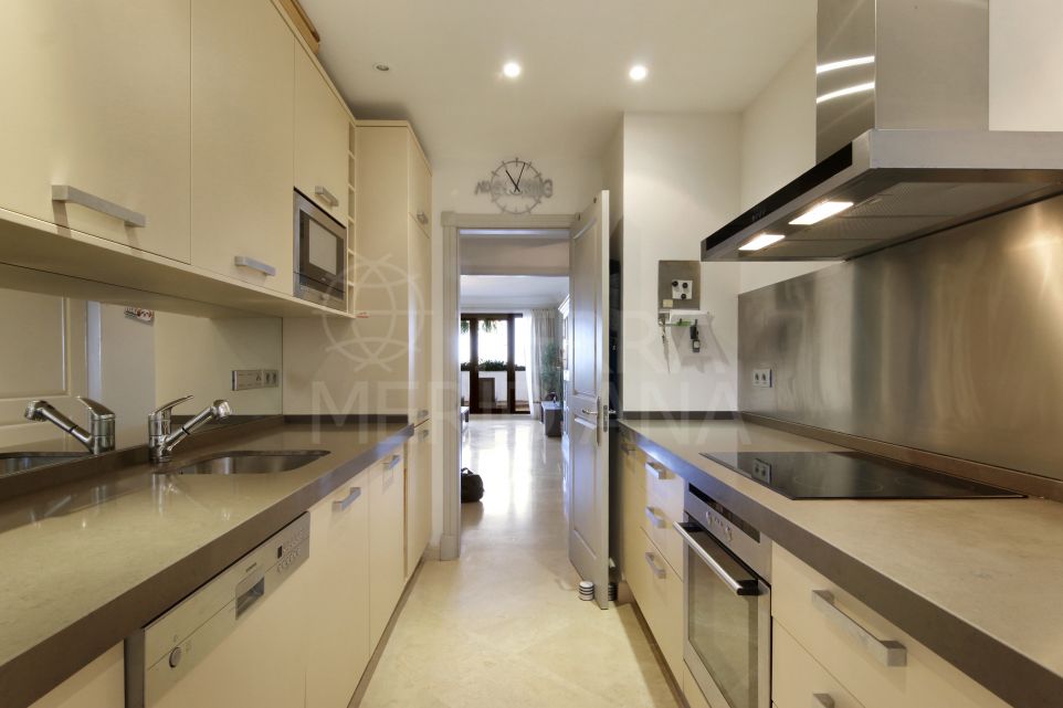 Precioso apartamento de 2 dormitorios con vistas al mar y al golf en venta en Altos de Cortesín, Casares