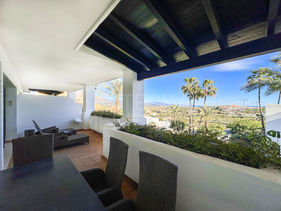 Precioso apartamento de 2 dormitorios con vistas al mar y al golf en venta en Altos de Cortesín, Casares