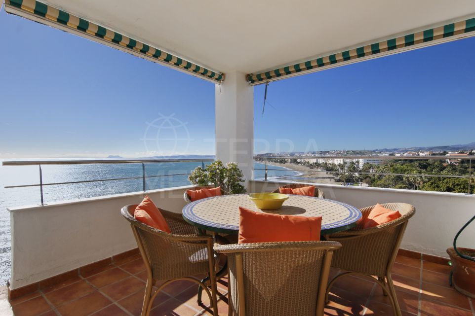 Penthouse de 3 chambres en bord de mer avec vue panoramique sur la mer à vendre à Estepona