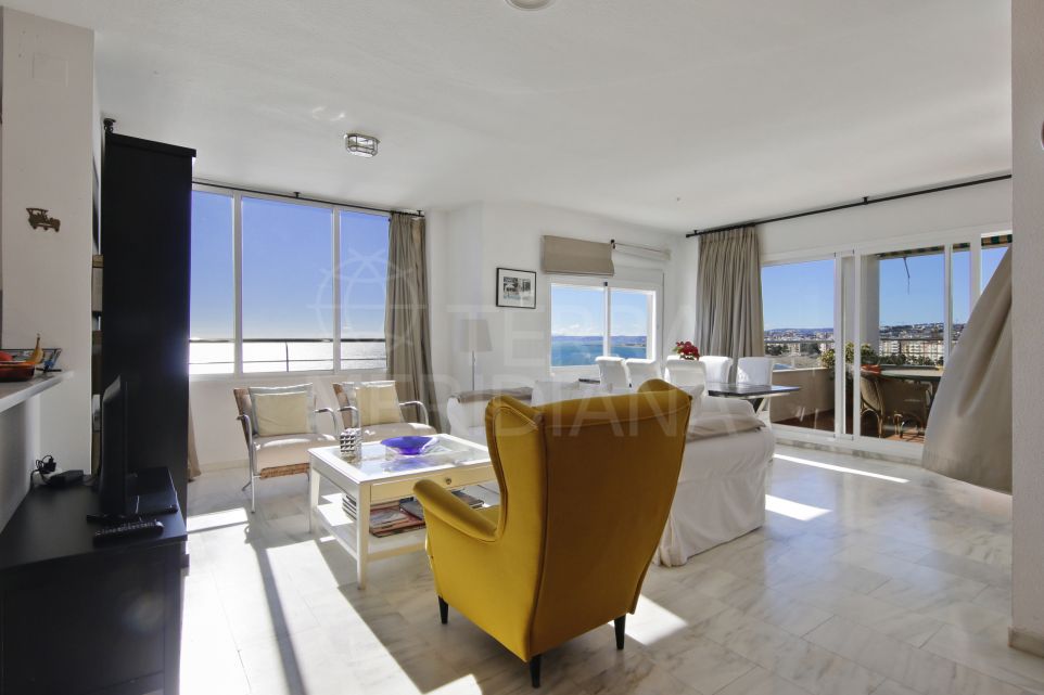 Penthouse de 3 chambres en bord de mer avec vue panoramique sur la mer à vendre à Estepona