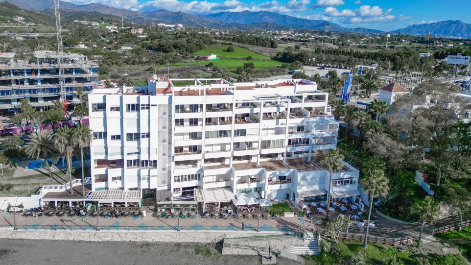 Ático de 3 dormitorios en primera línea de playa con vistas panorámicas al mar en venta en Estepona