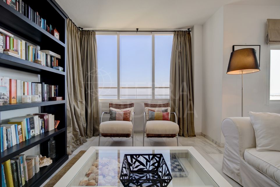 Ático de 3 dormitorios en primera línea de playa con vistas panorámicas al mar en venta en Estepona