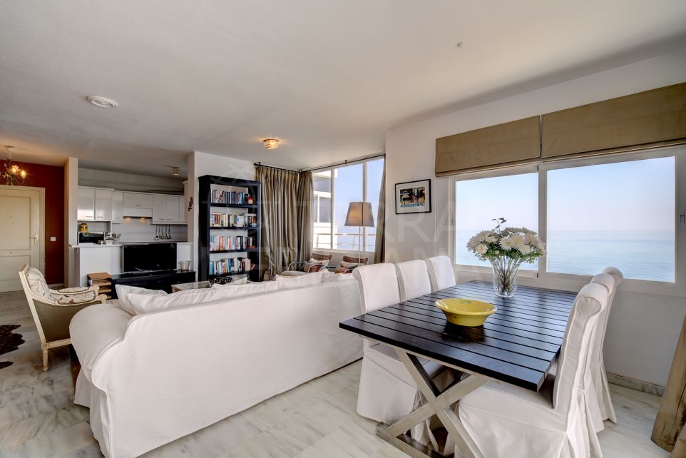Ático de 3 dormitorios en primera línea de playa con vistas panorámicas al mar en venta en Estepona