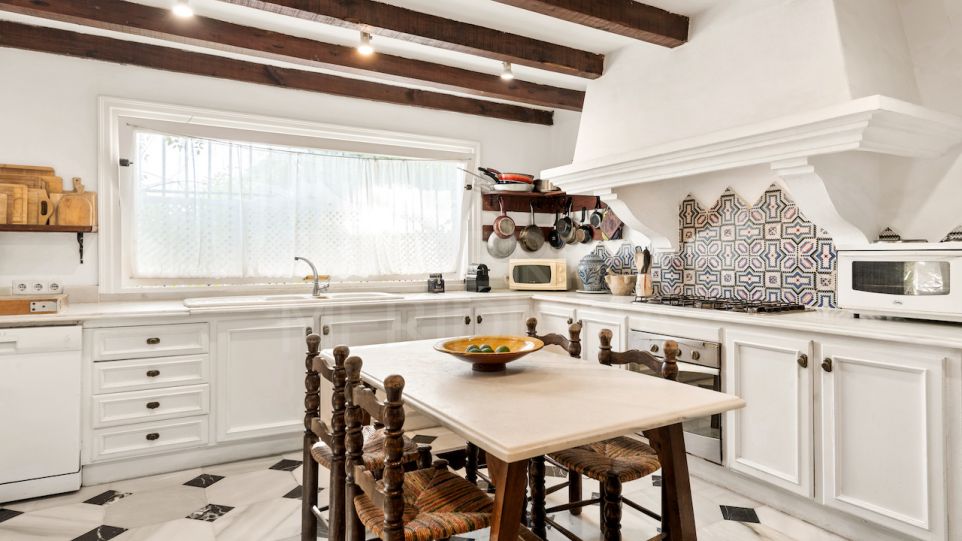 Un auténtico cortijo andaluz en un entorno único junto al lago, Benahavís