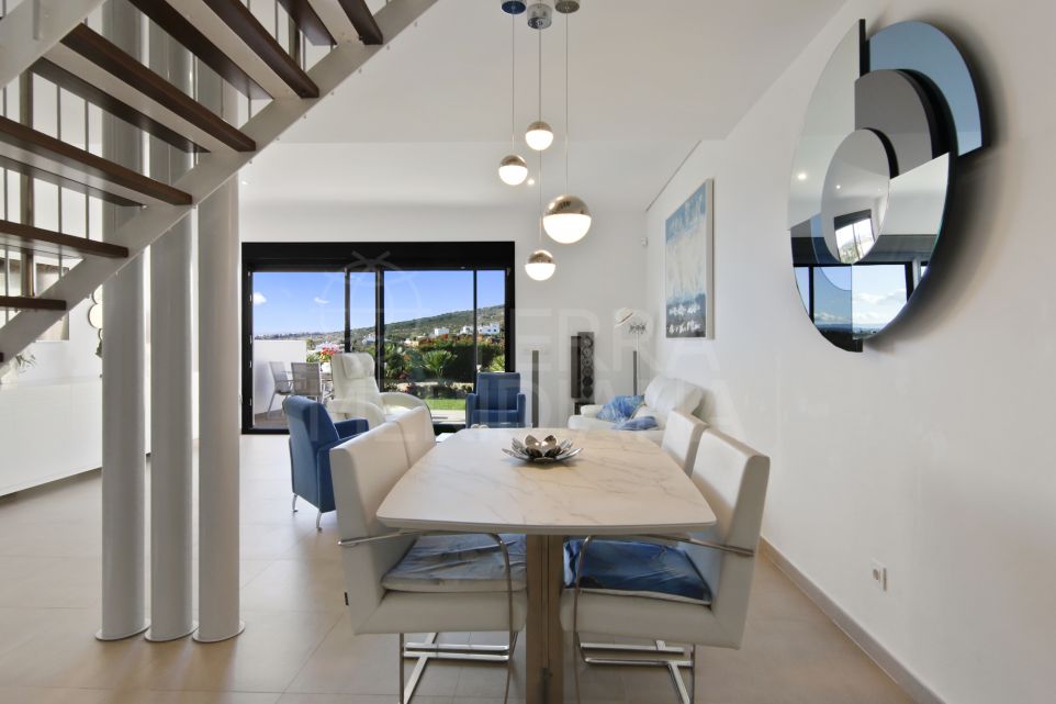 Superbe maison de ville de trois chambres avec vue panoramique sur la mer