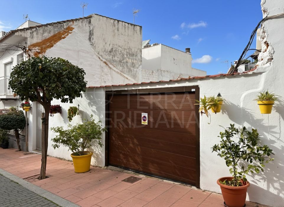 Plot for sale in Old Town Estepona with project to build 159m2 over 3 levels