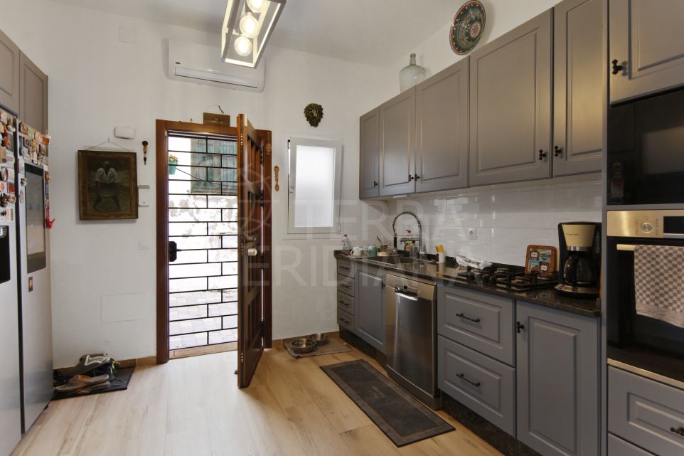 Encantadora casa adosada de dos dormitorios a pasos de la playa en el casco antiguo de Estepona