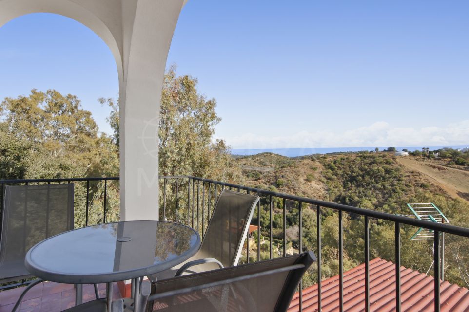 Трёхкомнатная квартира с видом на море на продажу в Форрест Хиллс, Эстепона