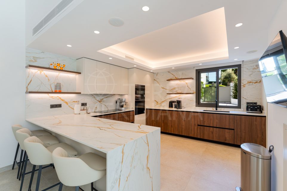 Villa contemporaine élégante de 5 chambres à vendre à La Cerquilla, Nueva Andalucía