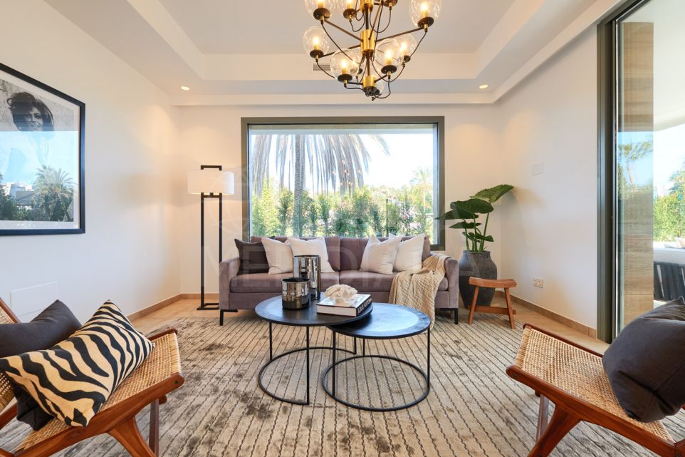 Modern Frontline Golf Villa with Panoramic Views in El Campanario, Estepona