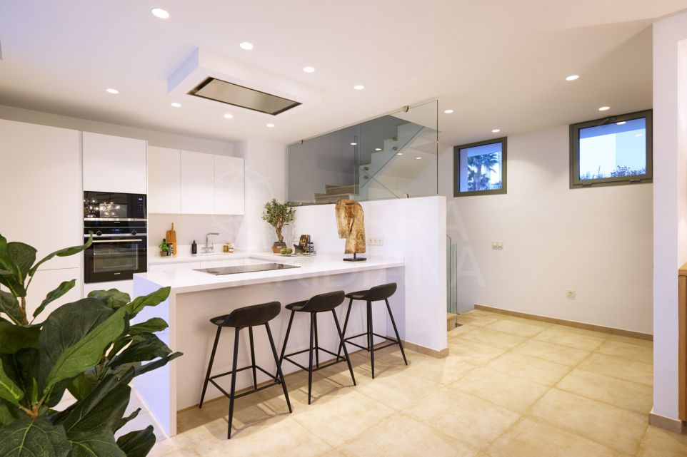 Modern Frontline Golf Villa with Panoramic Views in El Campanario, Estepona