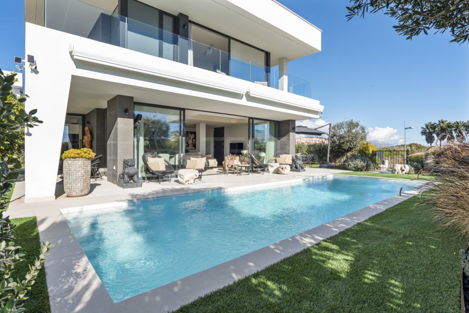 Прекрасная вилла с 3 спальнями и панорамным видом на море на продажу в Манильве