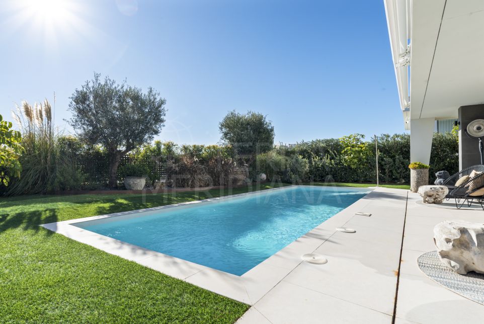 Прекрасная вилла с 3 спальнями и панорамным видом на море на продажу в Манильве