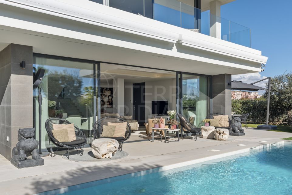 Прекрасная вилла с 3 спальнями и панорамным видом на море на продажу в Манильве