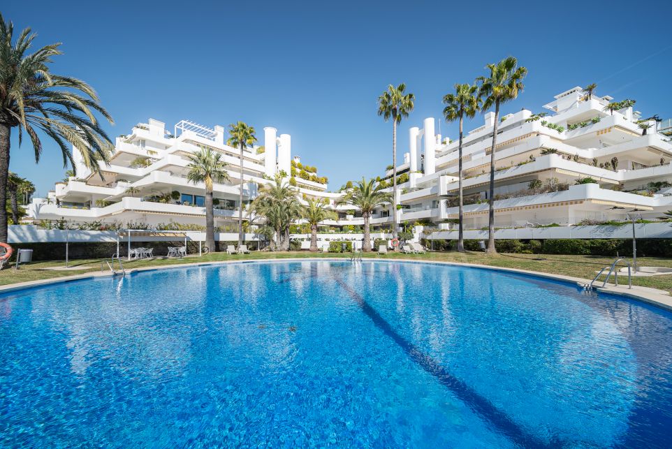 Apartamento de 3 dormitorios bellamente renovado con vistas al mar en venta en la Milla de Oro de Marbella