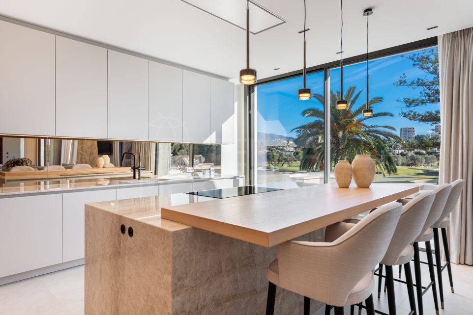 Современная вилла с пятью спальнями в престижном гольф-клубе на первой линии, Лас-Брисас