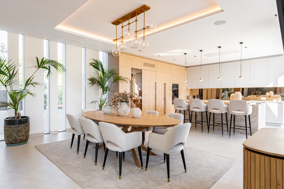 Современная вилла с пятью спальнями в престижном гольф-клубе на первой линии, Лас-Брисас