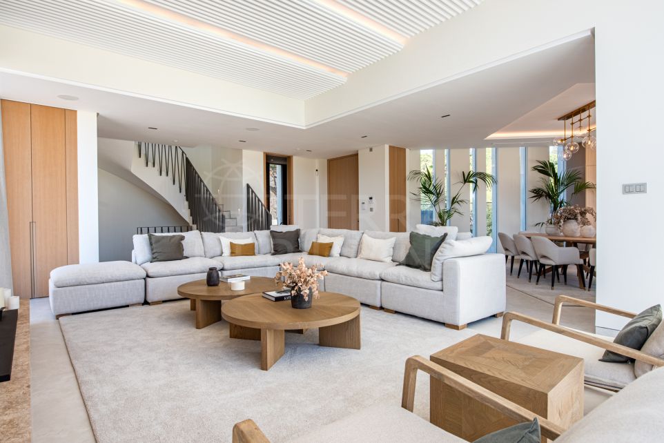 Современная вилла с пятью спальнями в престижном гольф-клубе на первой линии, Лас-Брисас